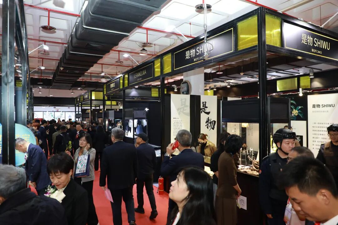 北京展 | 2025中国国际珠宝展翌日：30,000平方米展区热度攀升，精彩继续